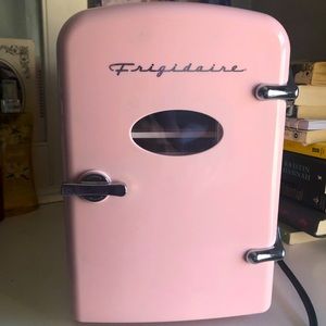Frigidaire 6-Can Mini Retro Beverage Fridge - Pink